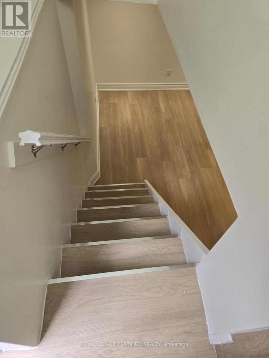 10 Fairleigh Avenue N Property Photo 29