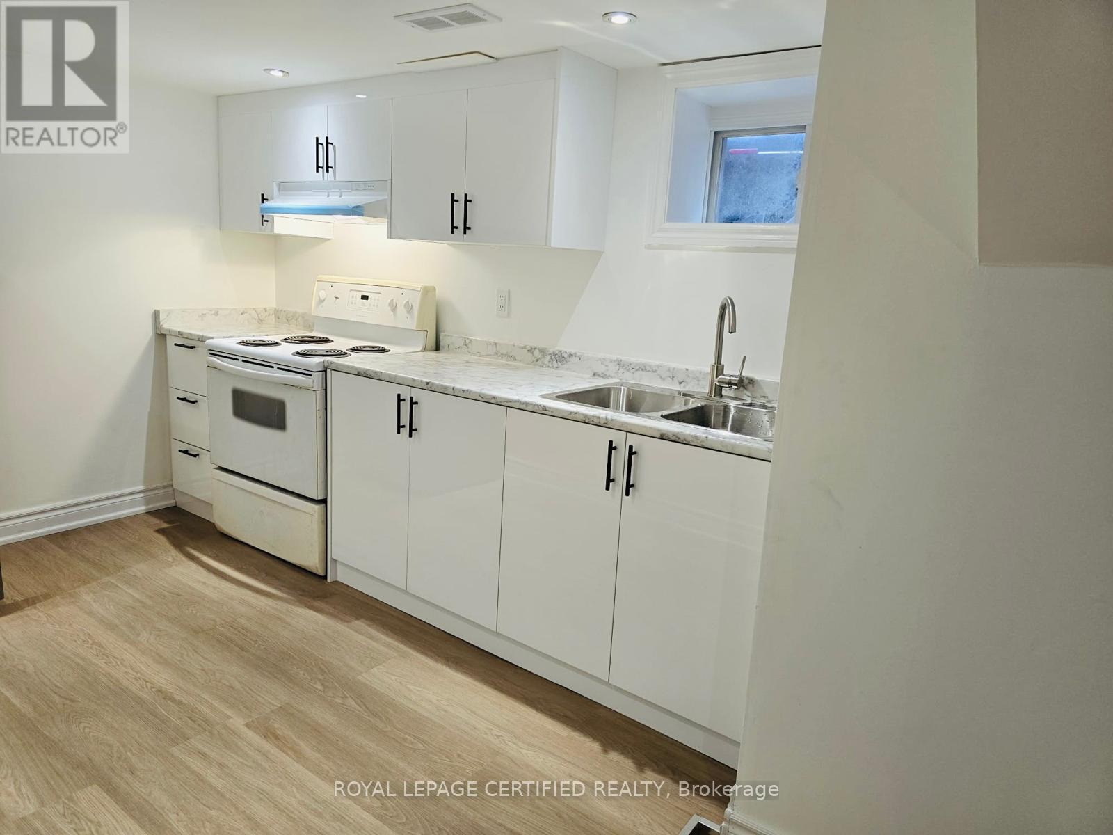 10 Fairleigh Avenue N Property Photo 35