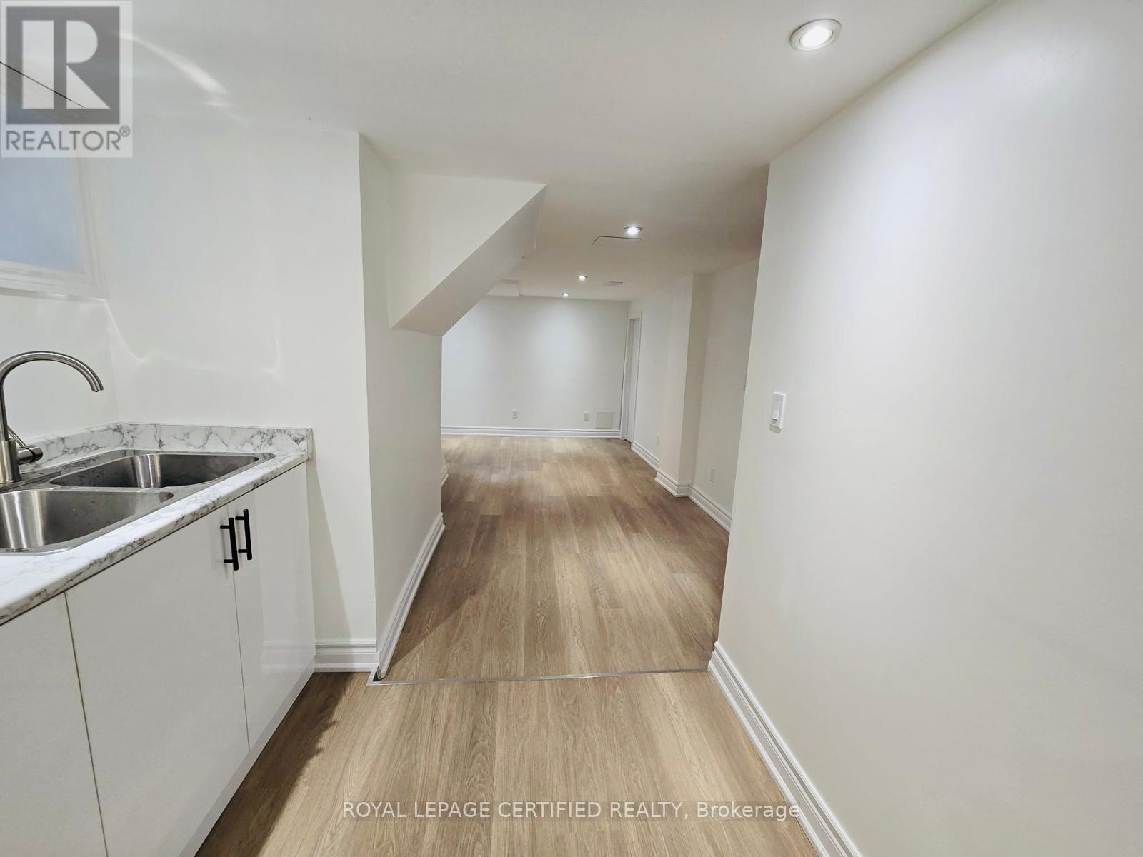 10 Fairleigh Avenue N Property Photo 36