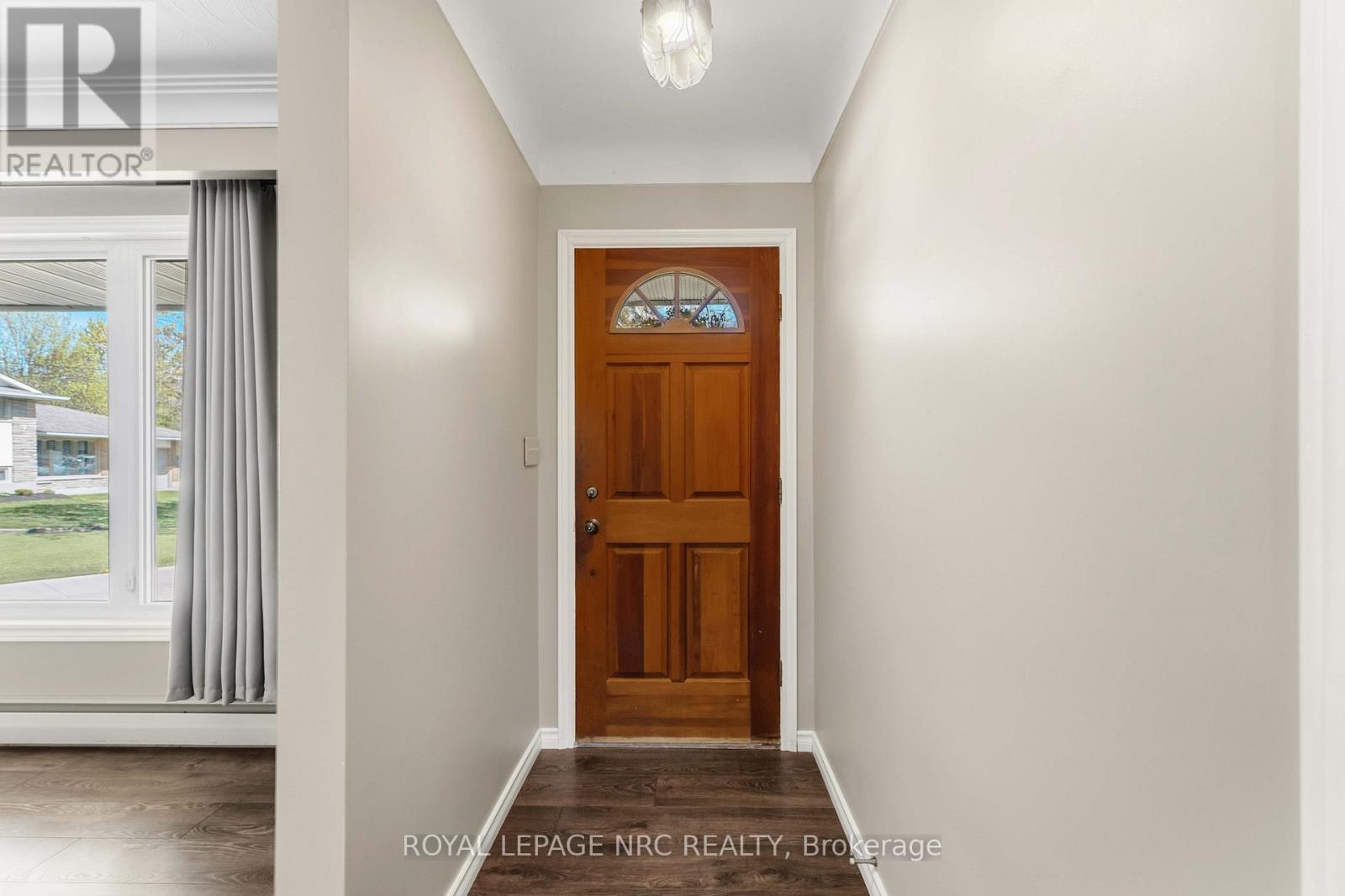 4485 Queensway Crescent Property Photo 5
