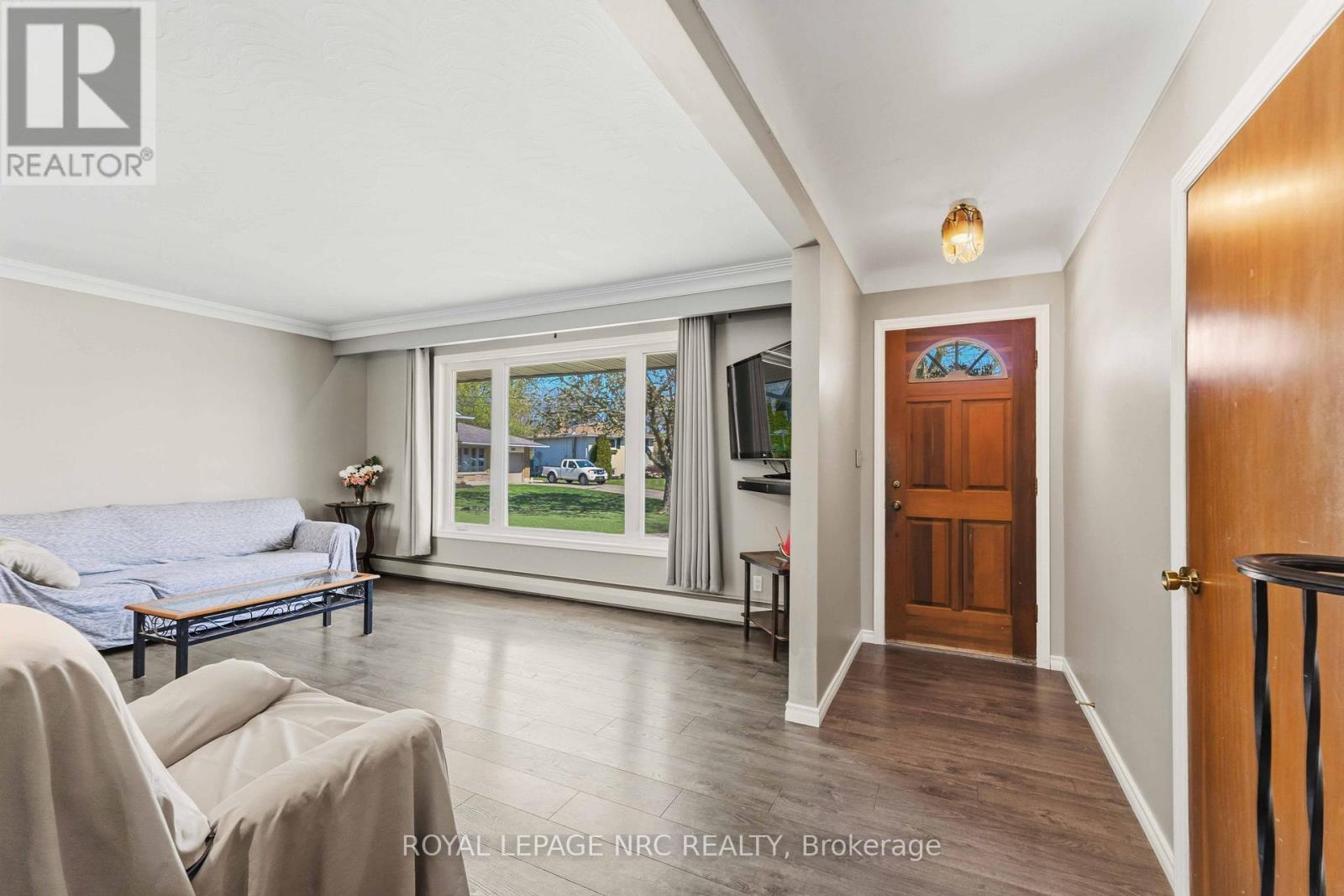 4485 Queensway Crescent Property Photo 6