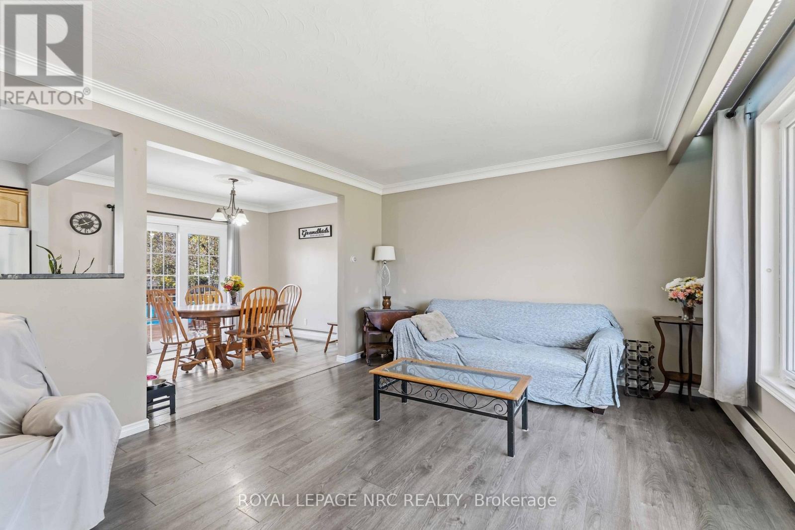 4485 Queensway Crescent Property Photo 7