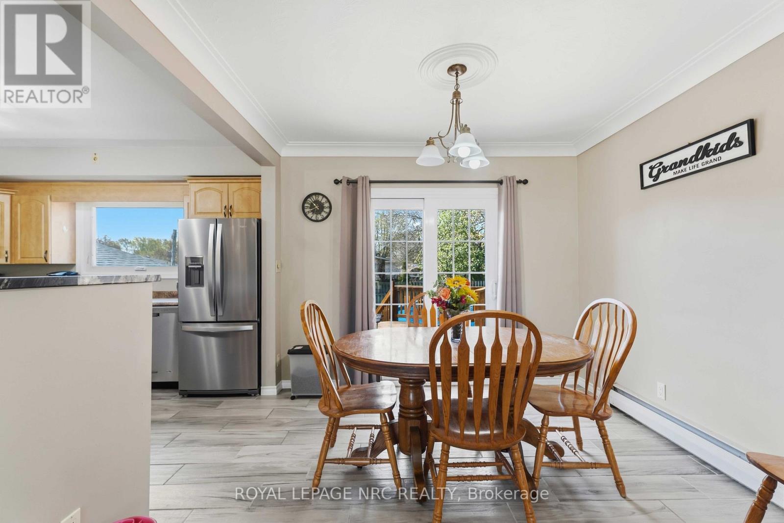 4485 Queensway Crescent Property Photo 9
