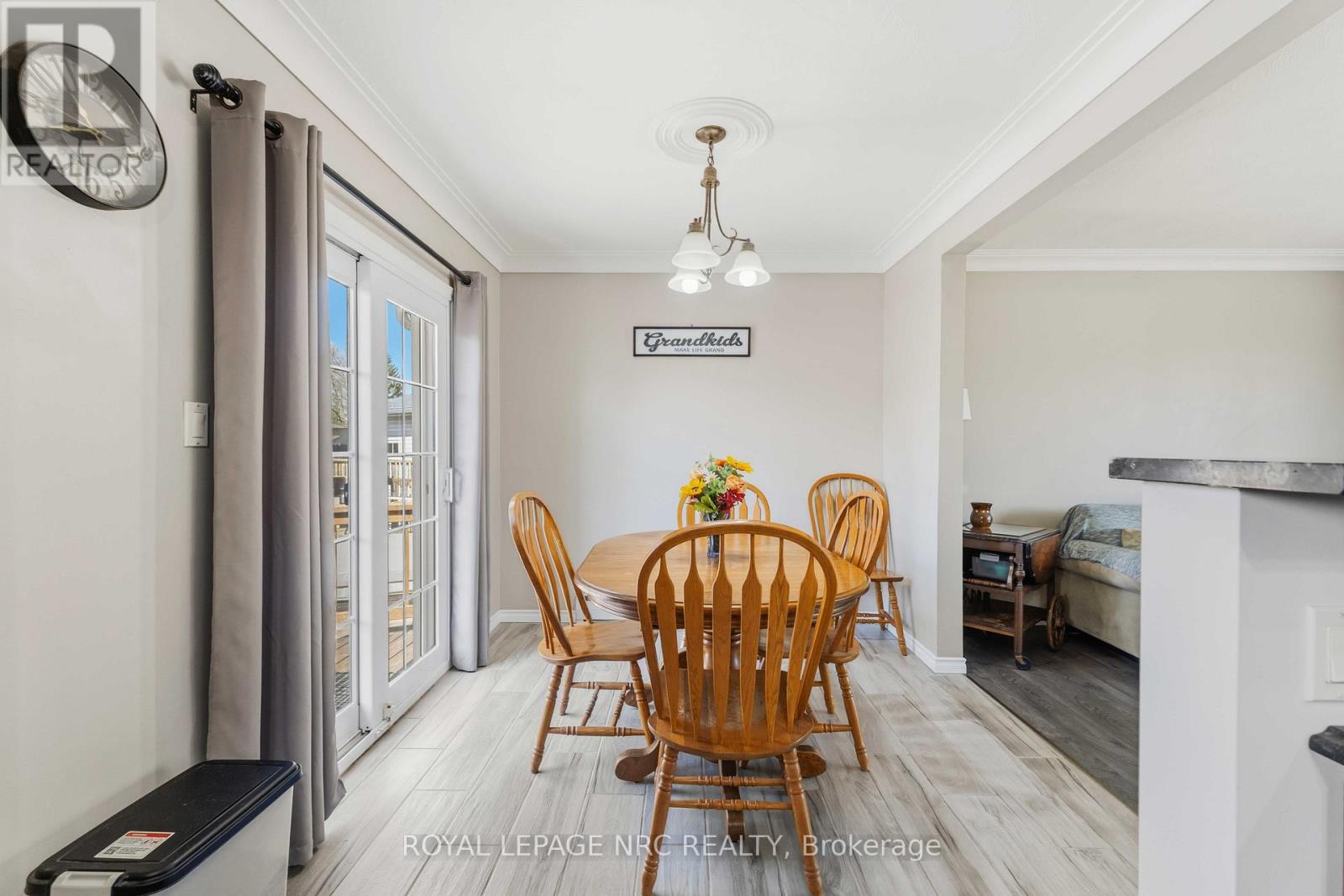 4485 Queensway Crescent Property Photo 10