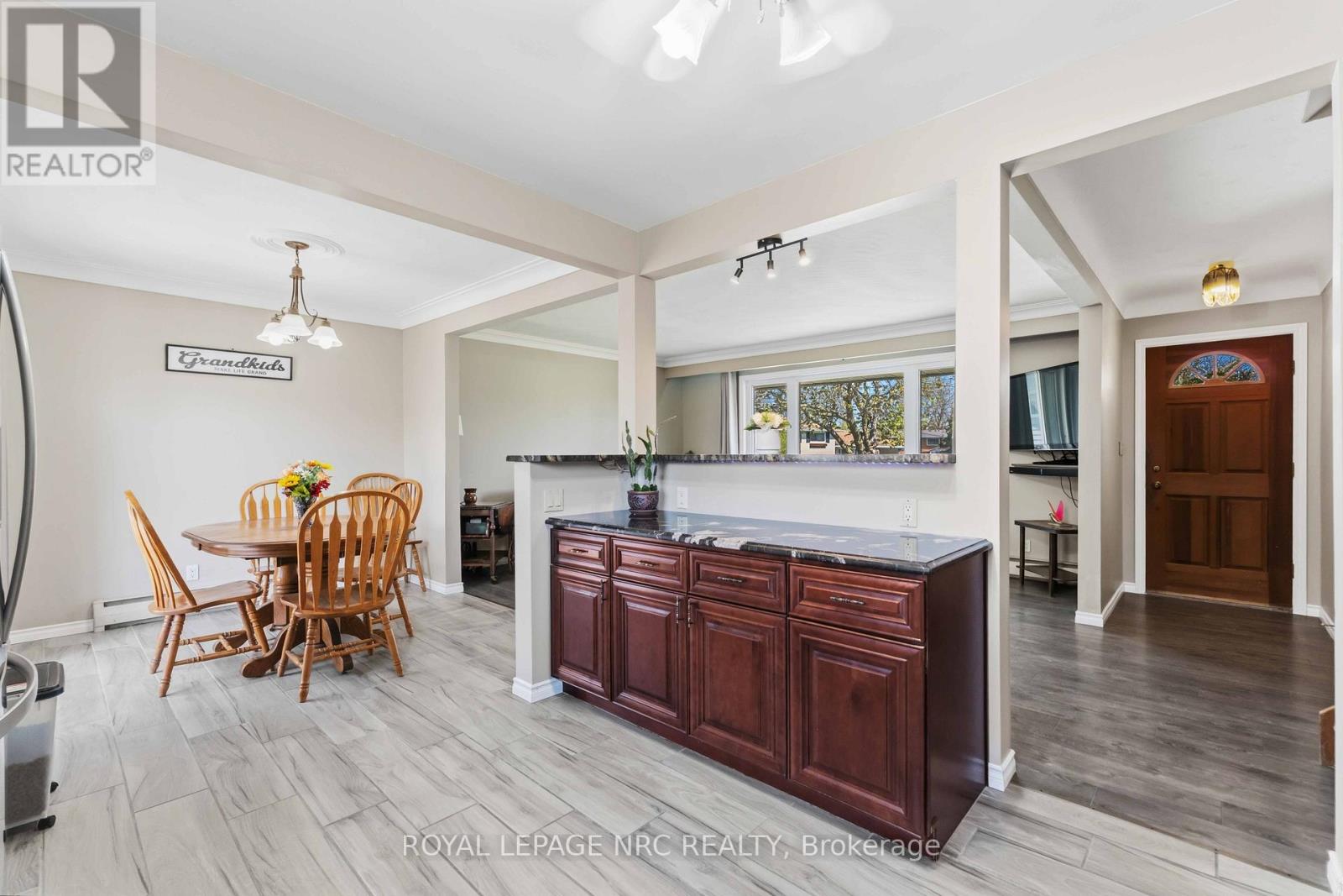 4485 Queensway Crescent Property Photo 12