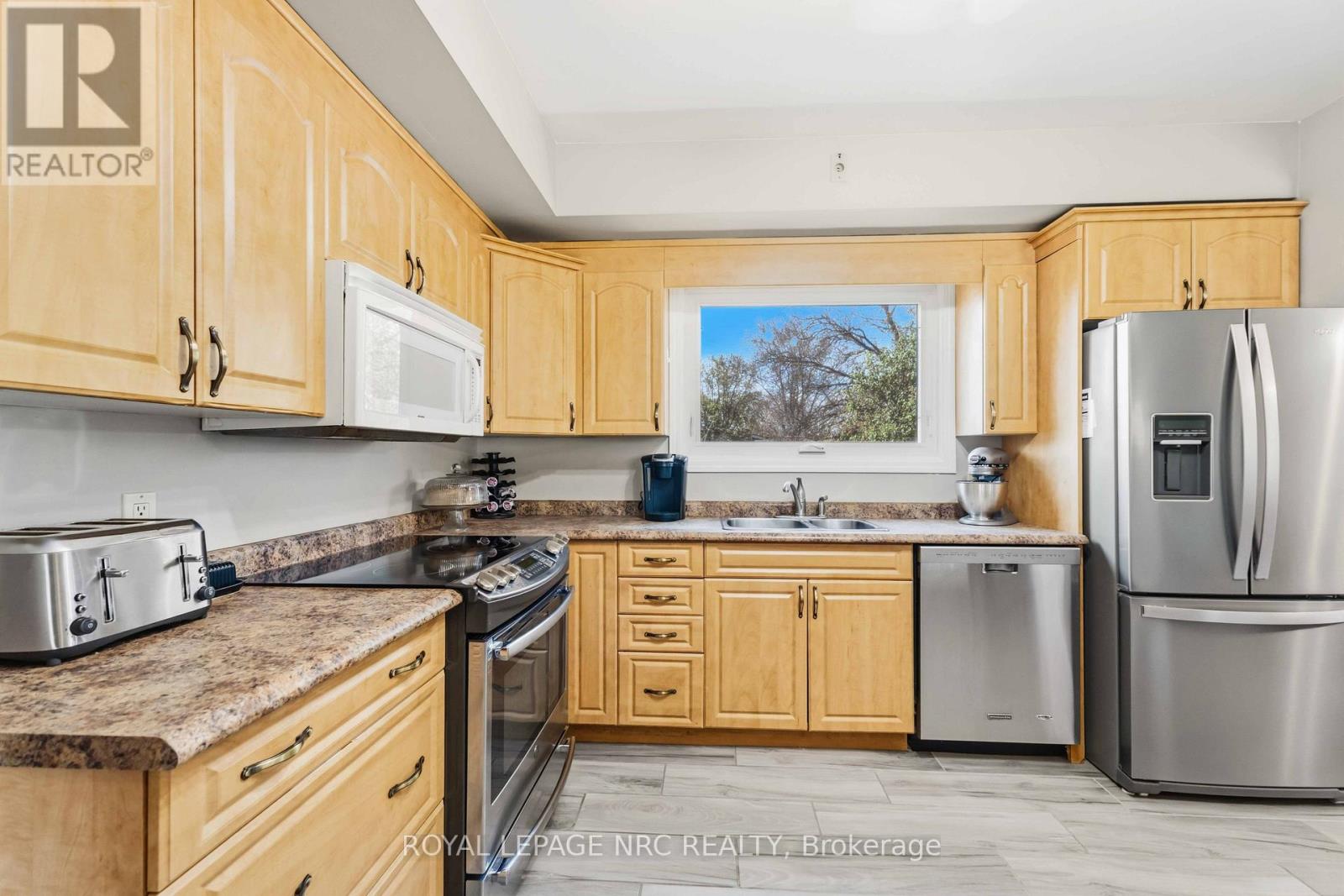 4485 Queensway Crescent Property Photo 13