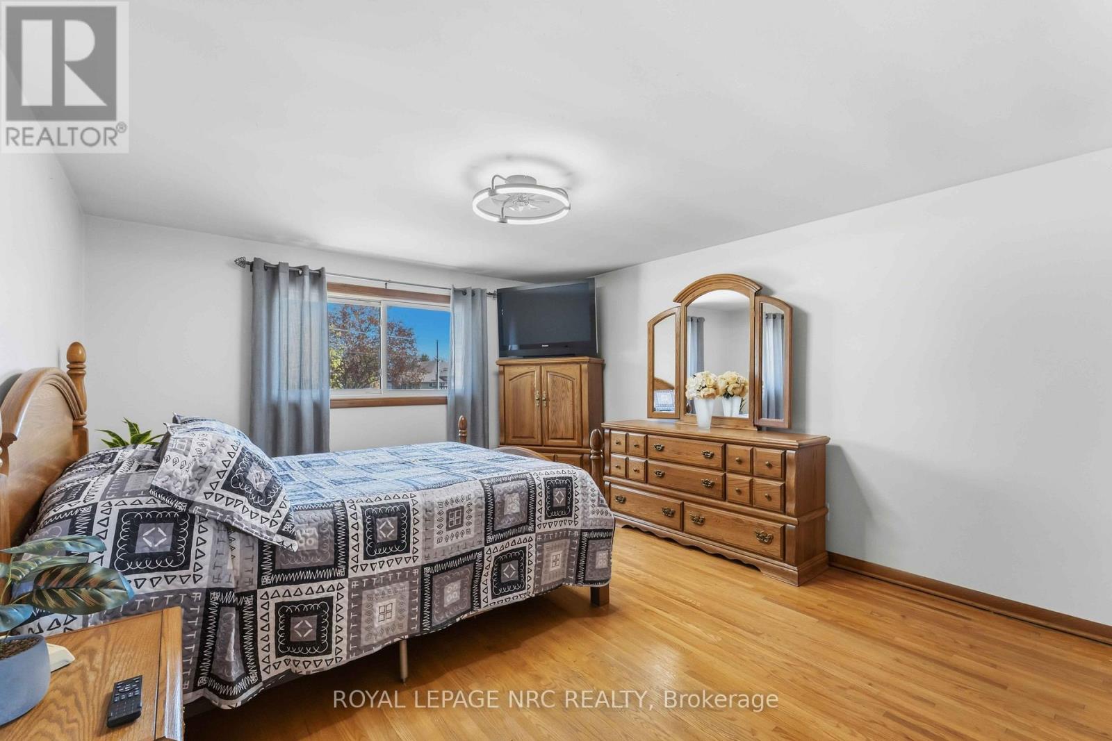 4485 Queensway Crescent Property Photo 15