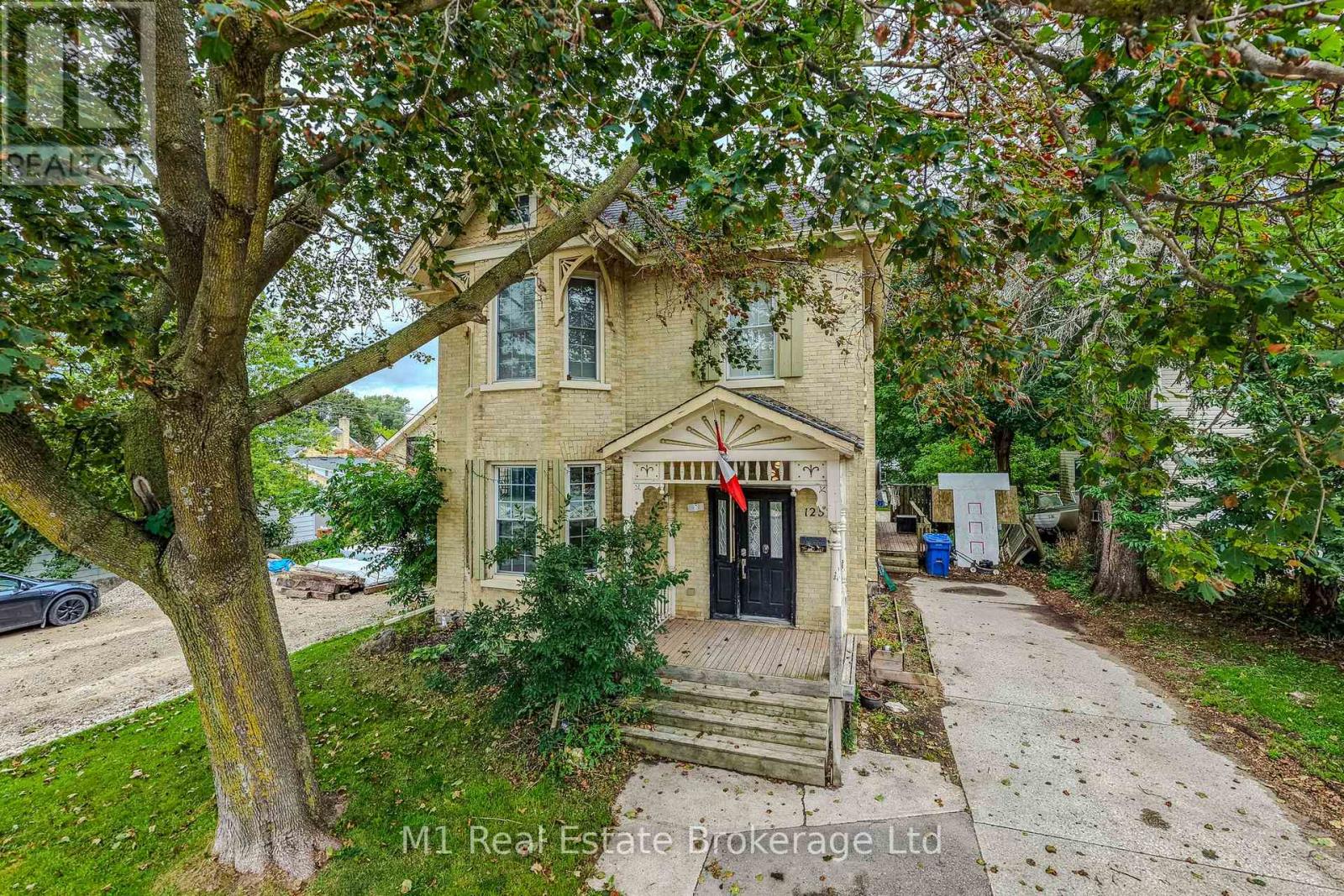 125 Elora Street S Property Photo 4