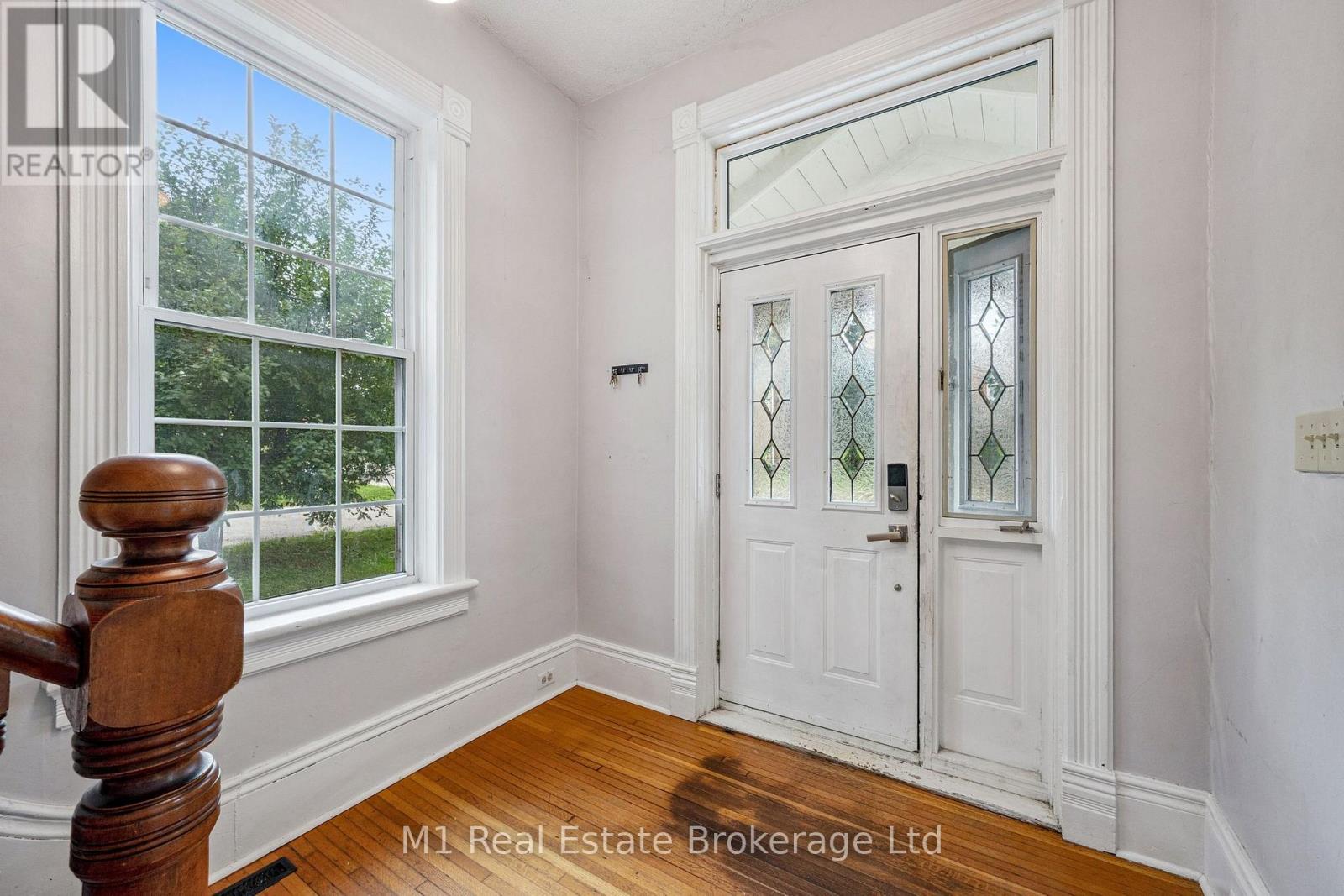125 Elora Street S Property Photo 6