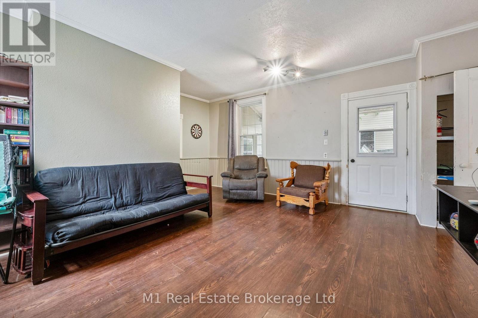 125 Elora Street S Property Photo 18