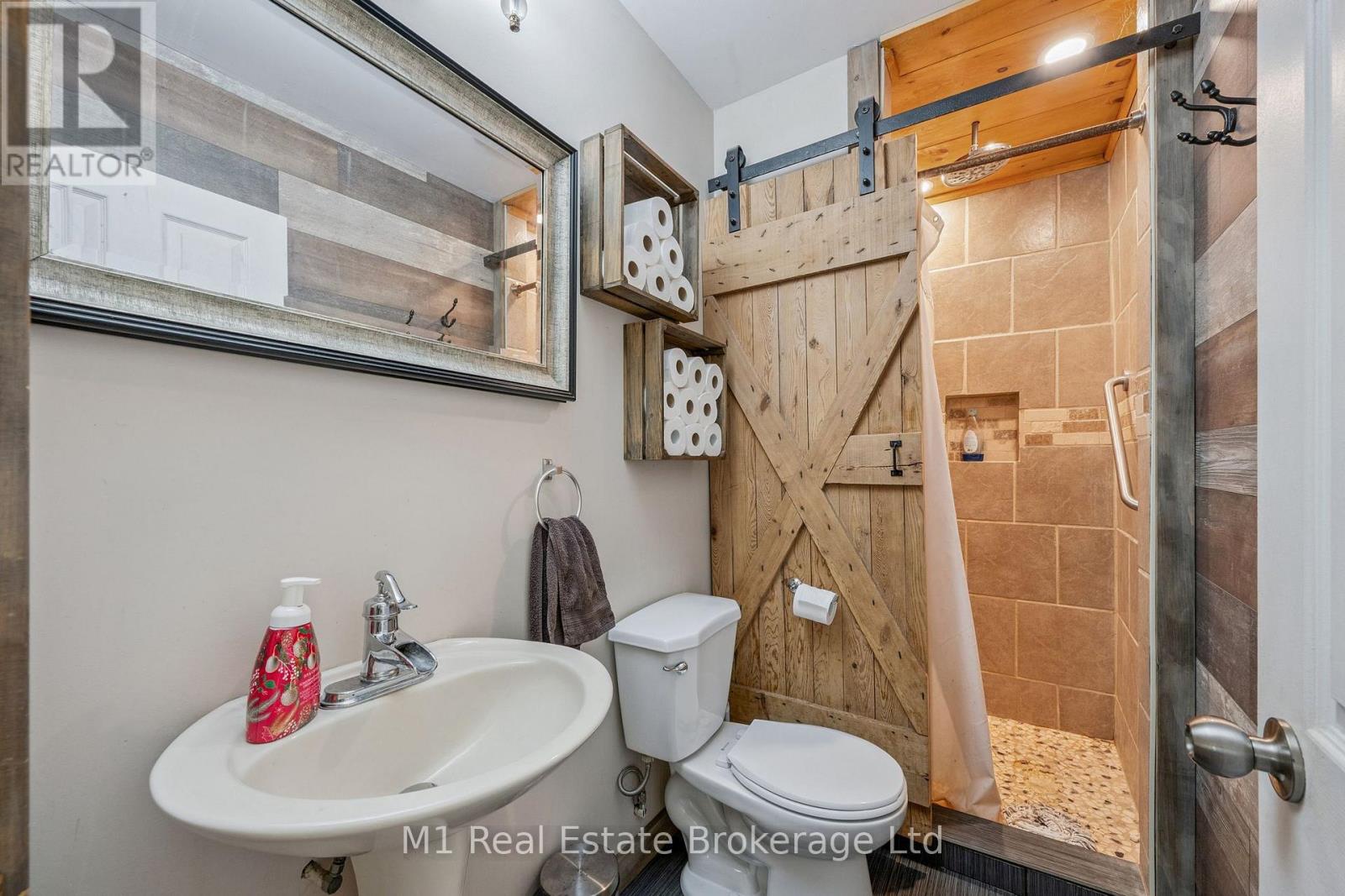 125 Elora Street S Property Photo 20