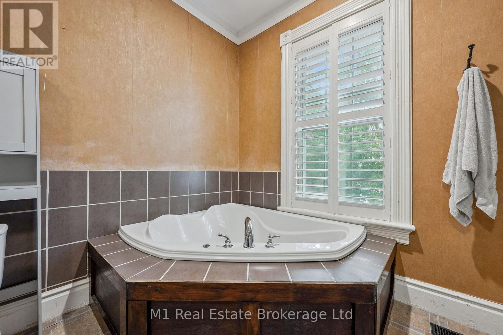 125 Elora Street S Property Photo 27