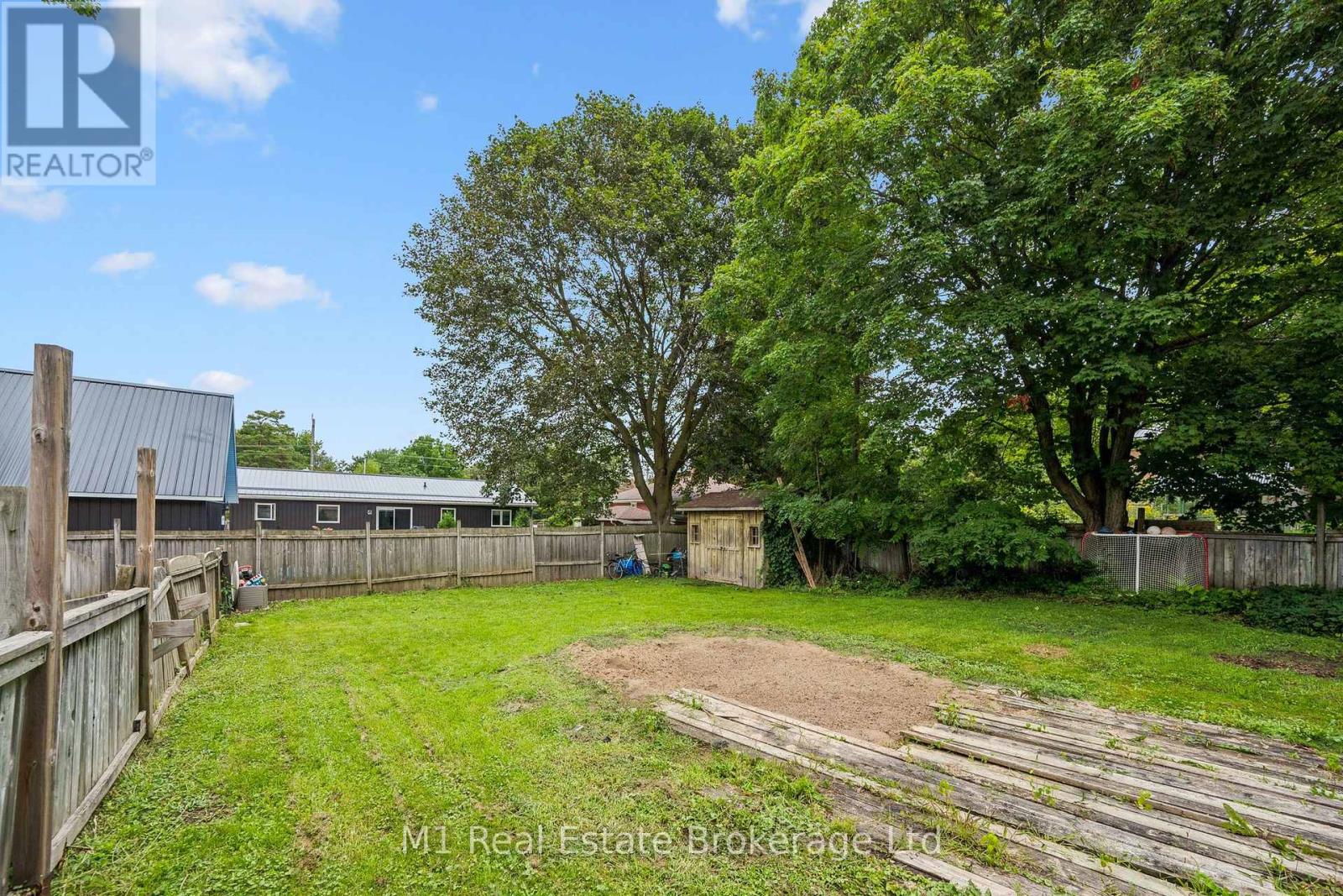 125 Elora Street S Property Photo 32