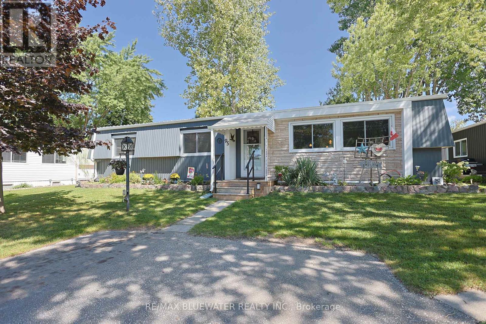 95 Shannon Boulevard Property Photo 1