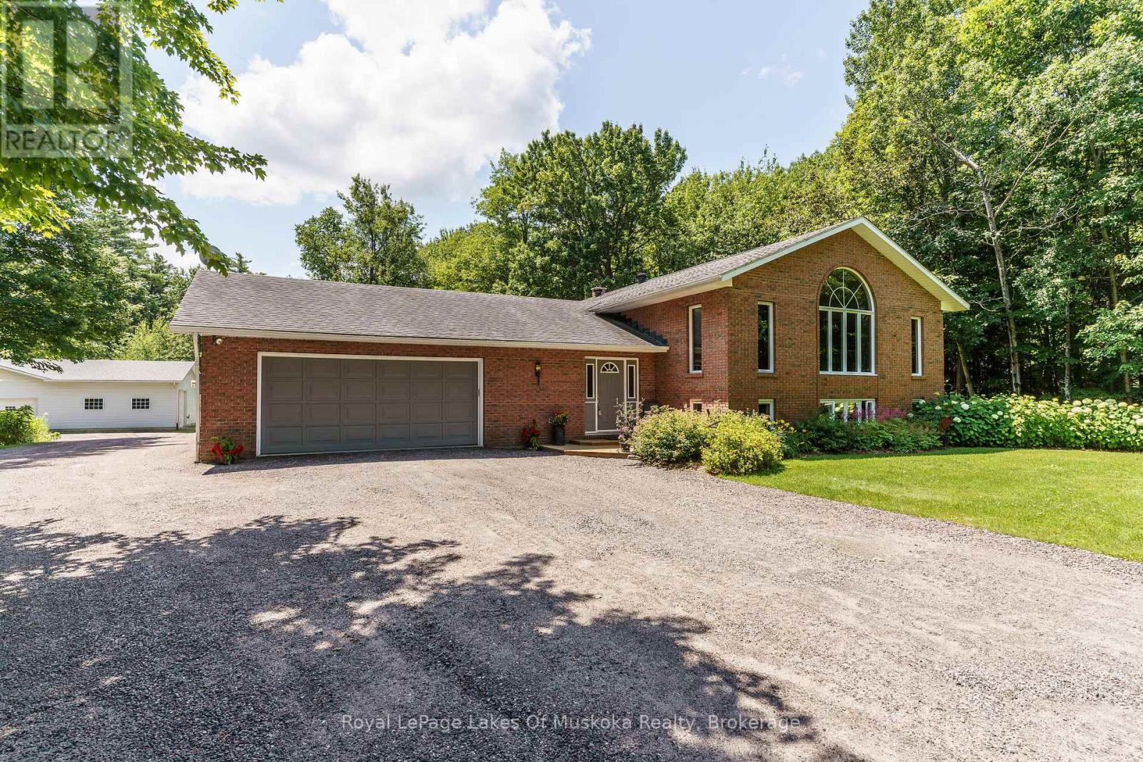 1020 Amelia Crescent Property Photo 2