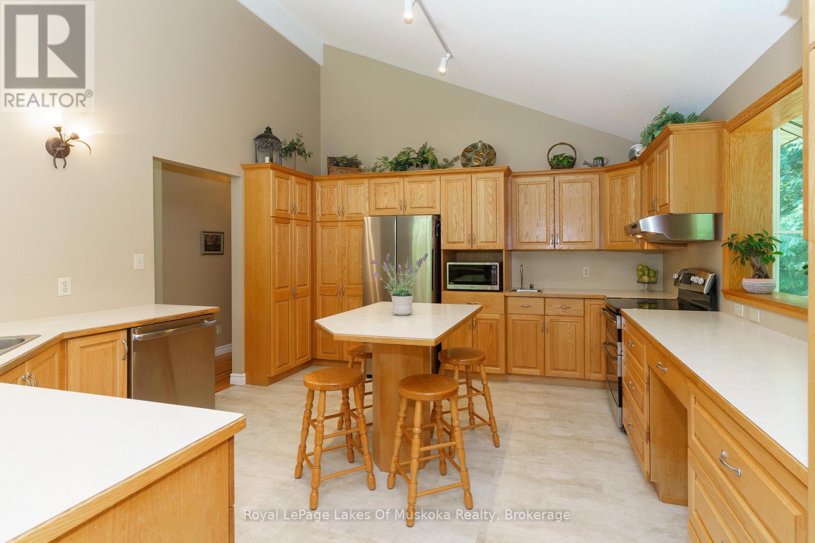 1020 Amelia Crescent Property Photo 12