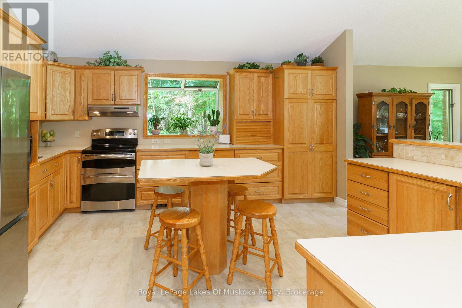 1020 Amelia Crescent Property Photo 14