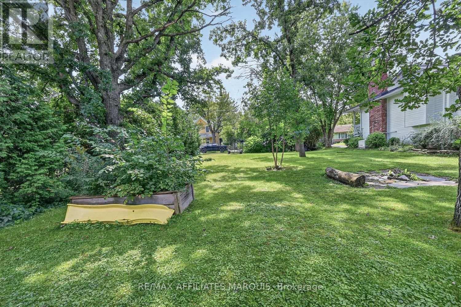 00 Wellington Street E Property Photo 17