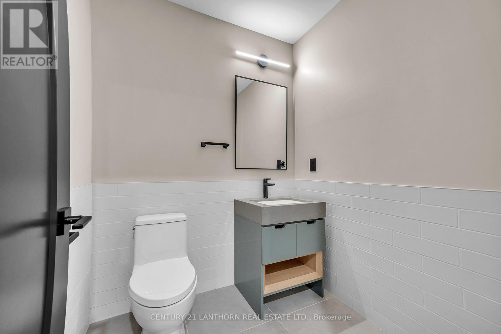 Unit # 7 - 38 Front Street Property Photo 12