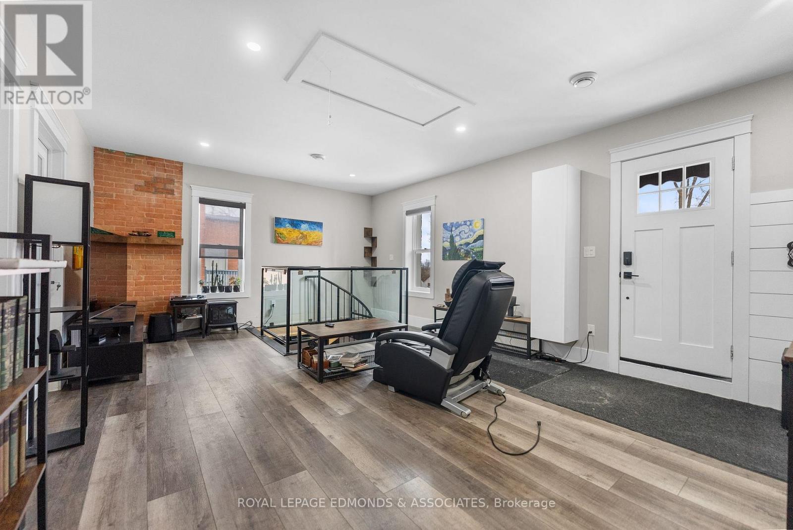 259 Pembroke Street E Property Photo 12