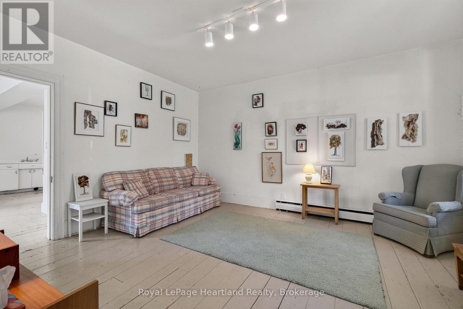 18 Nelson Street E Property Photo 6