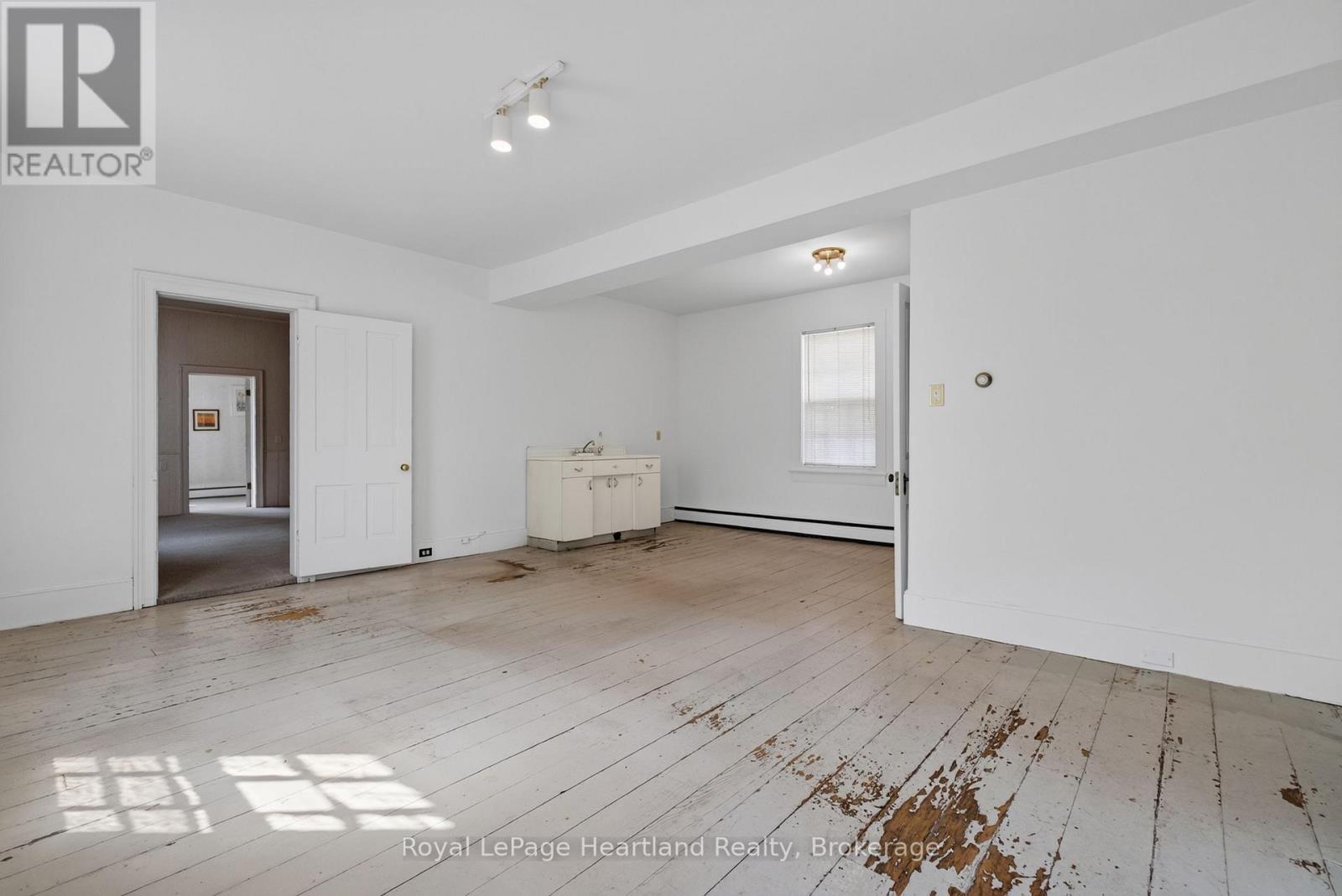 18 Nelson Street E Property Photo 8