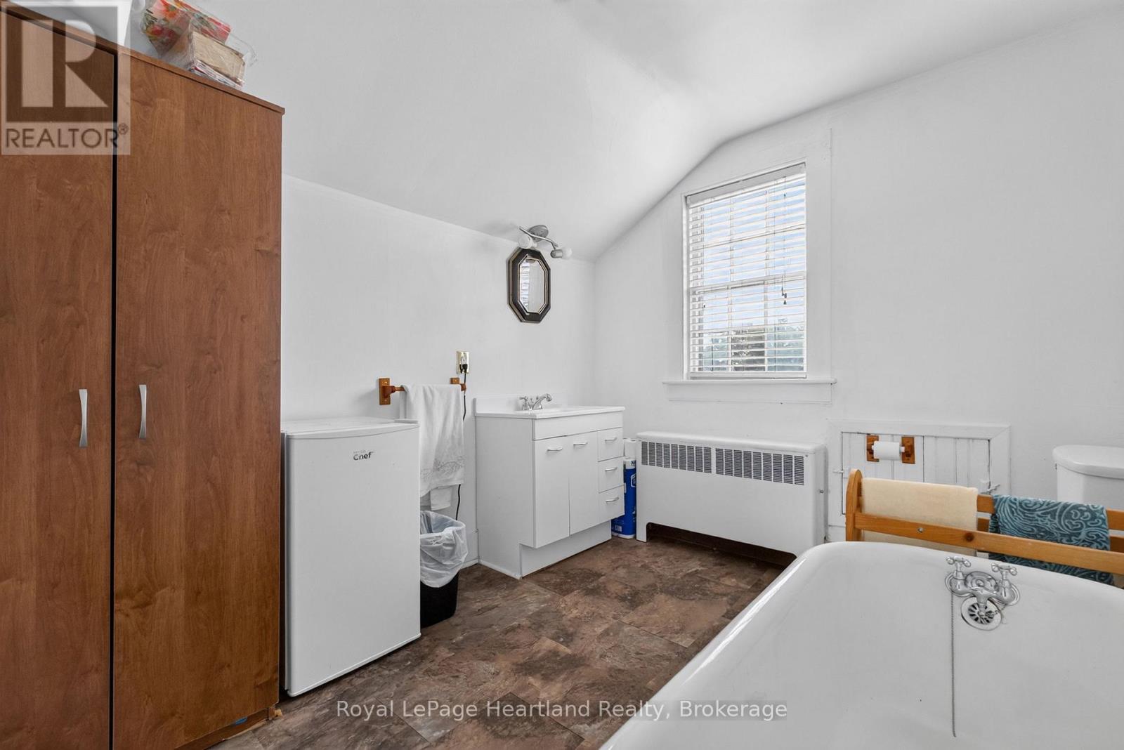 18 Nelson Street E Property Photo 23