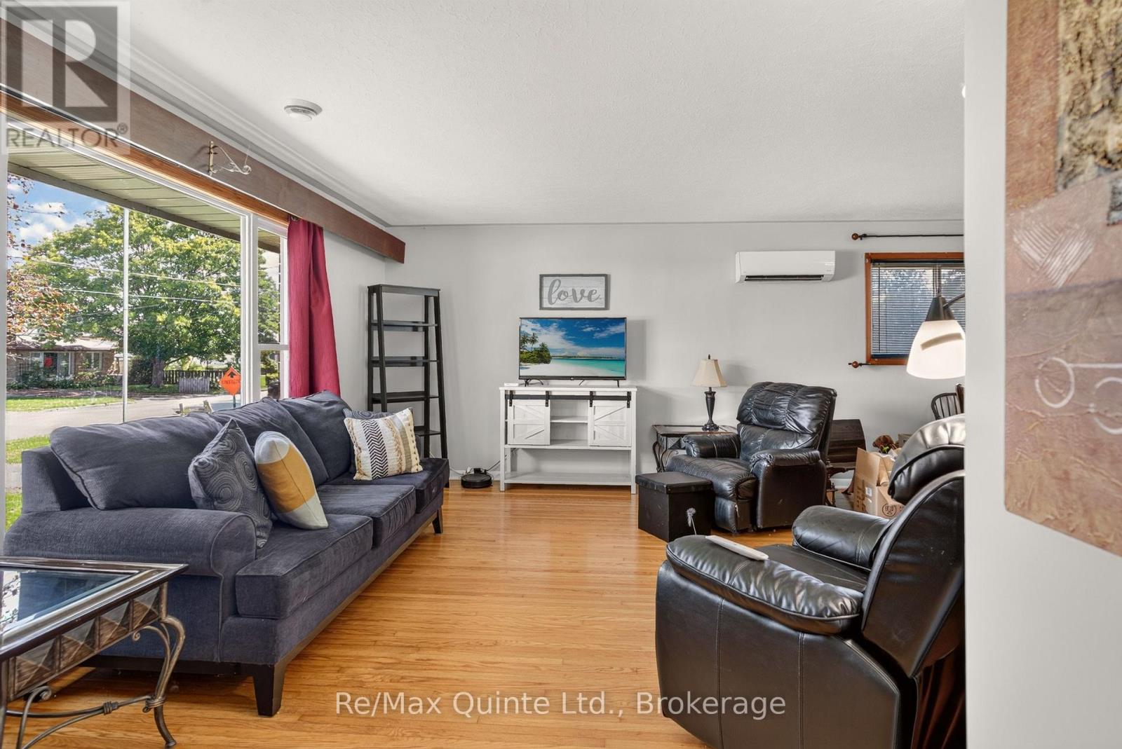 8 Plaza Square Property Photo 5
