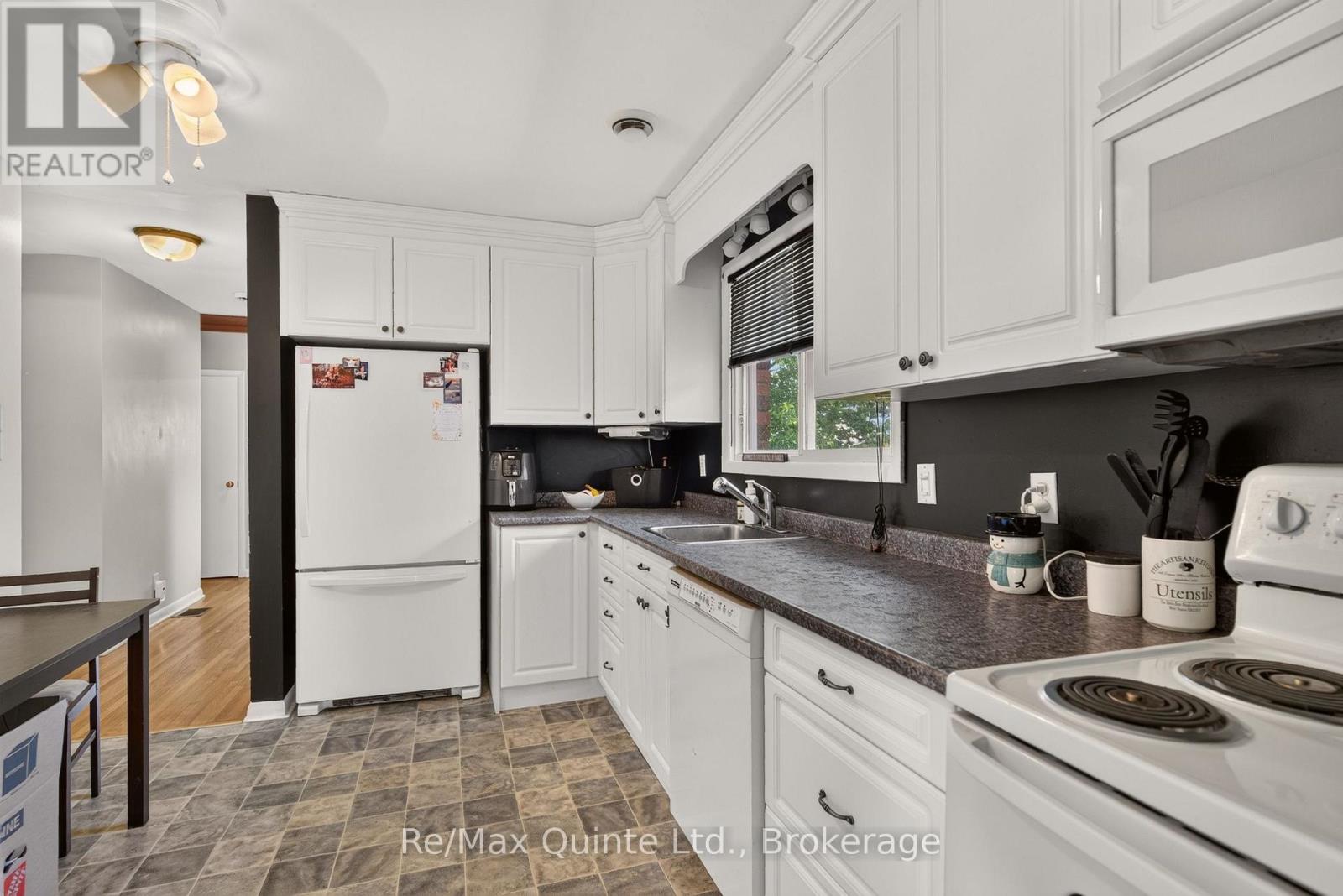 8 Plaza Square Property Photo 10