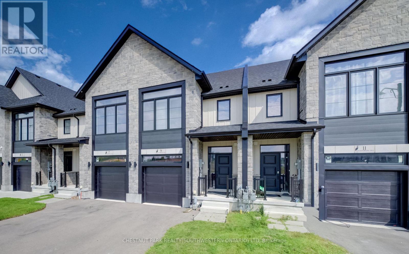 9 Queensbrook Crescent Property Photo 2