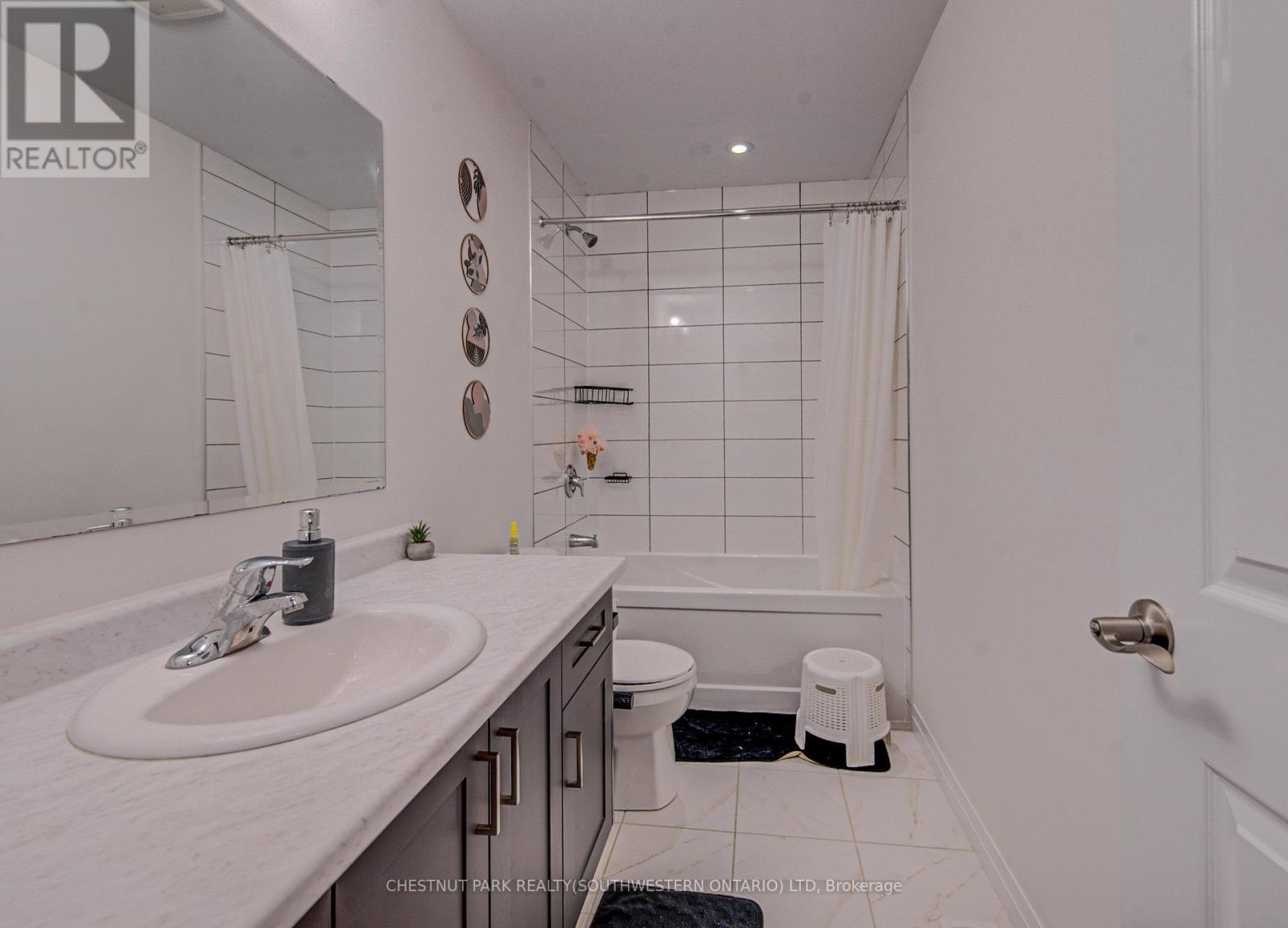 9 Queensbrook Crescent Property Photo 15