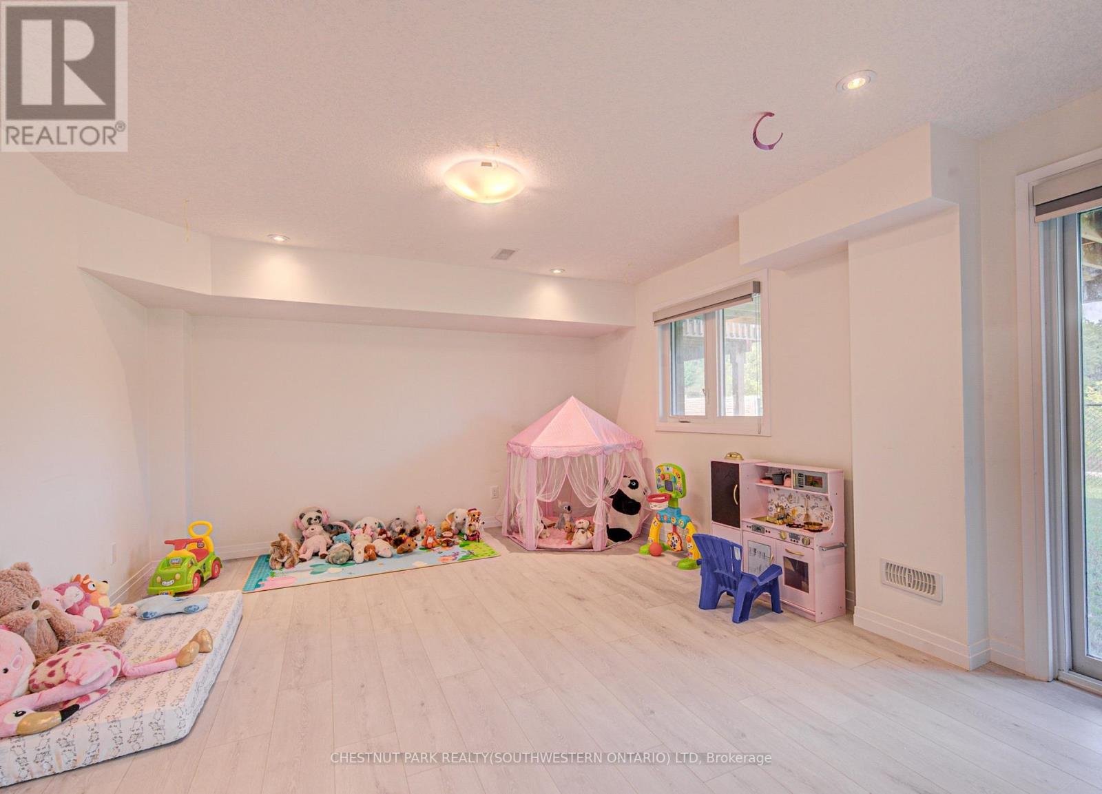 9 Queensbrook Crescent Property Photo 18