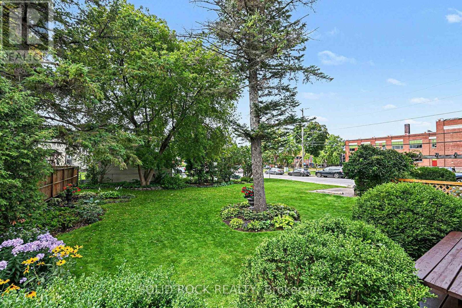 85 Renfrew Avenue W Property Photo 4