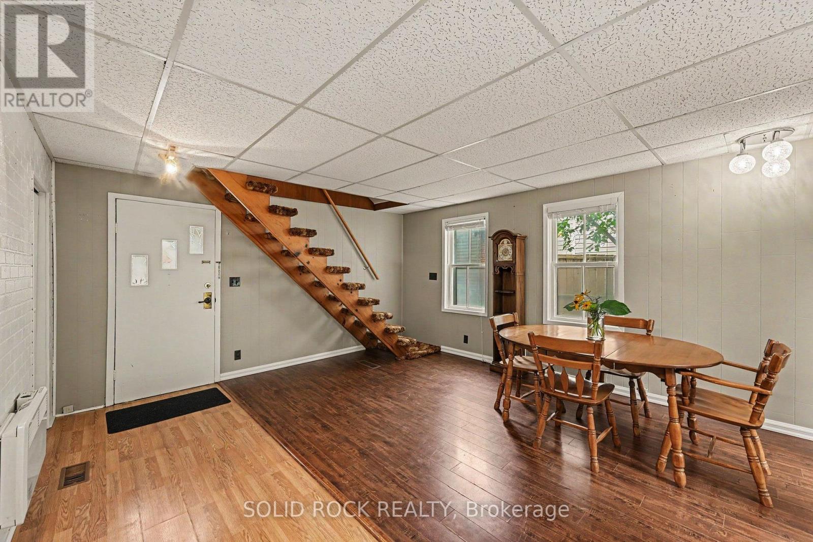 85 Renfrew Avenue W Property Photo 9