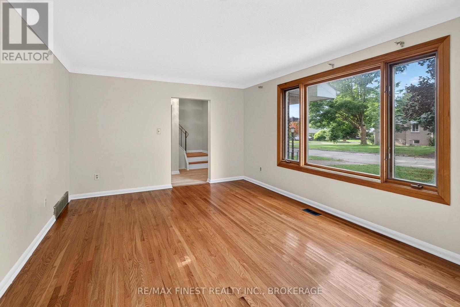 92 Cliff Crescent Property Photo 11