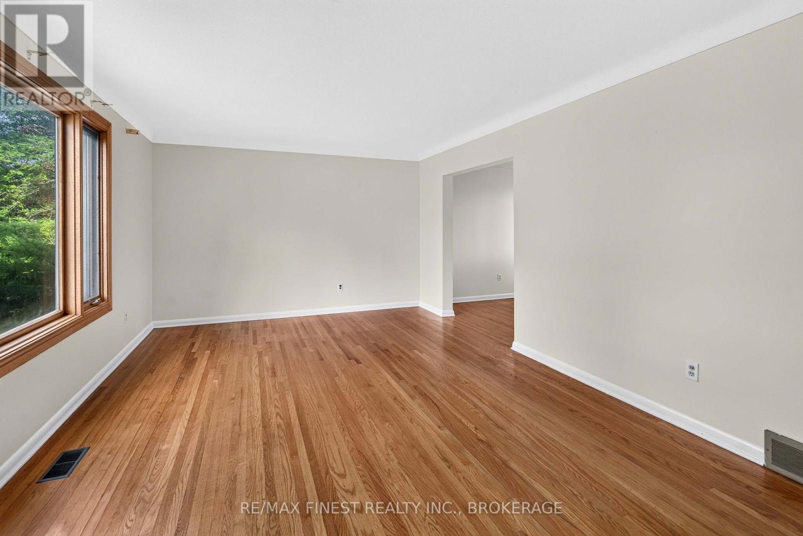 92 Cliff Crescent Property Photo 18