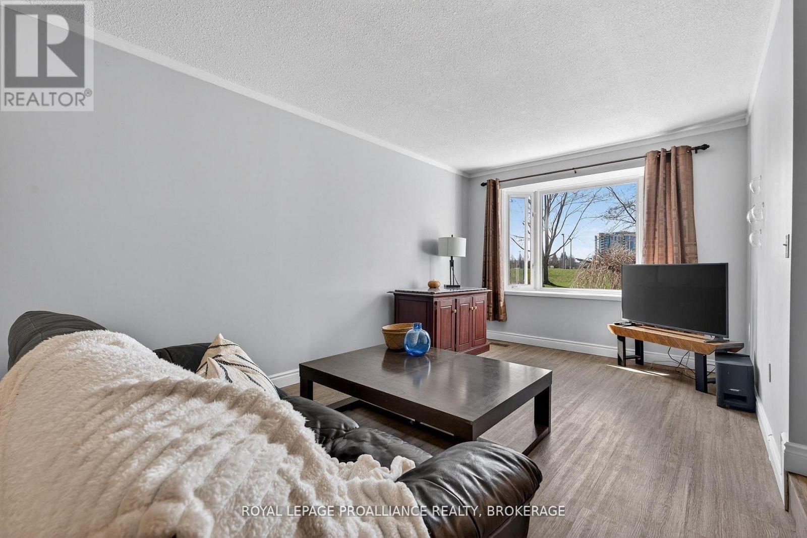 16 Grenadier Drive Property Photo 8