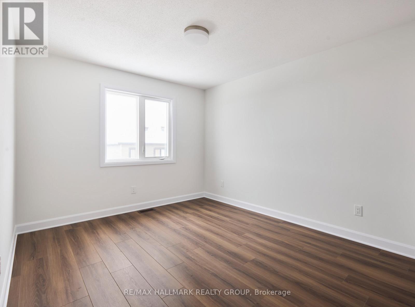 547 Roundhouse Crescent Property Photo 16