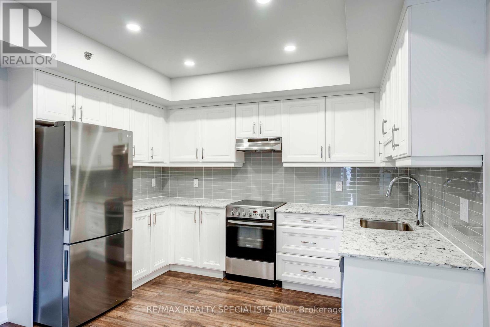 506 - 5698 Main Street Property Photo 5