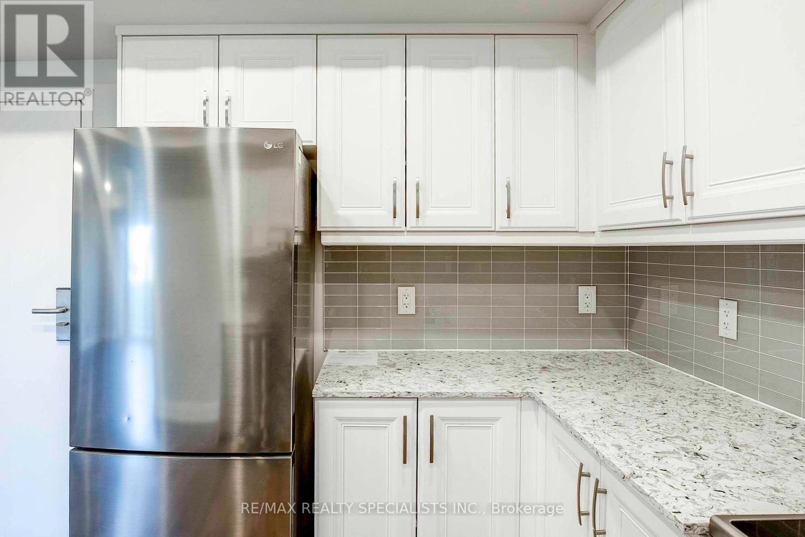 506 - 5698 Main Street Property Photo 7
