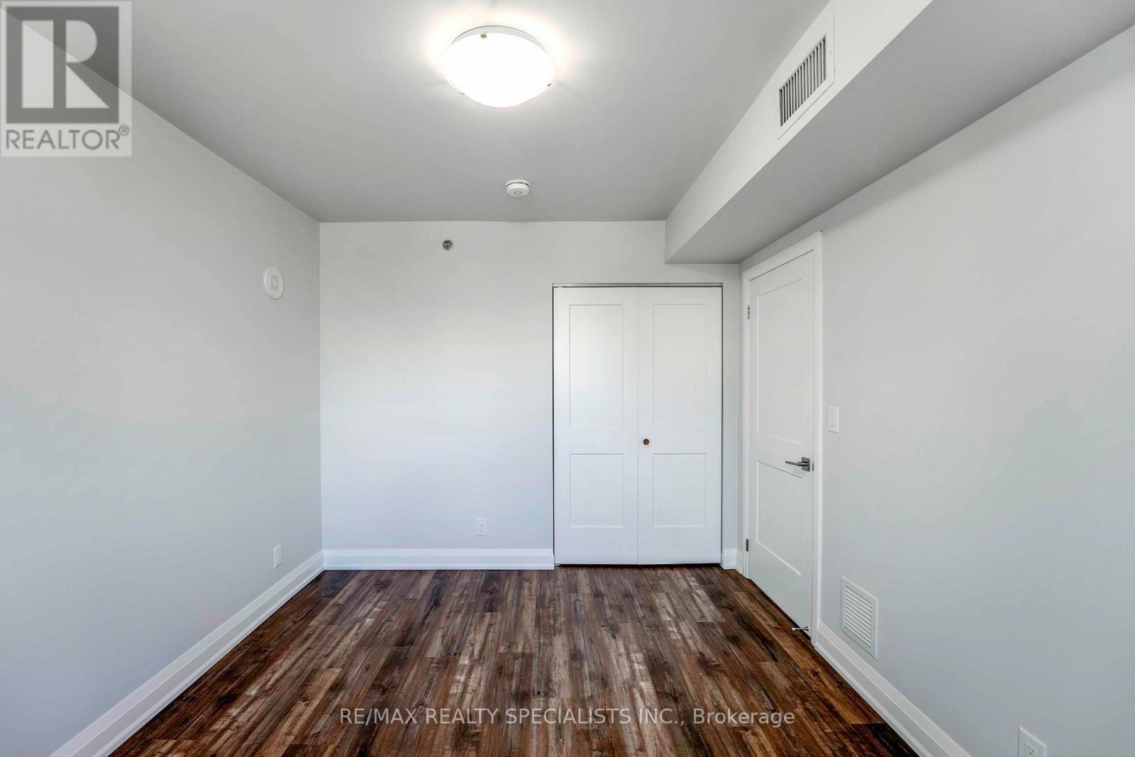 506 - 5698 Main Street Property Photo 17