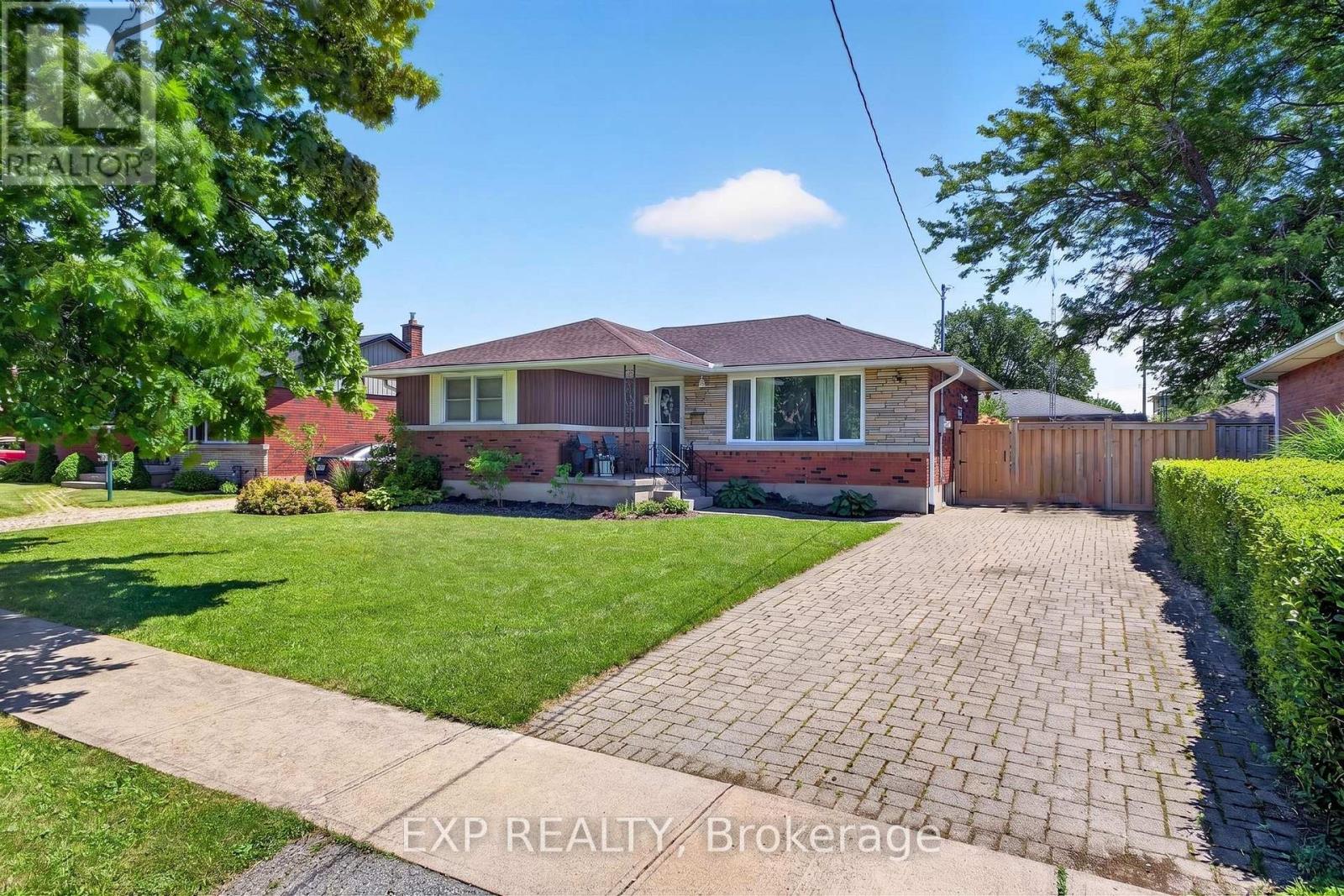 8 DUNRAVEN AVENUE