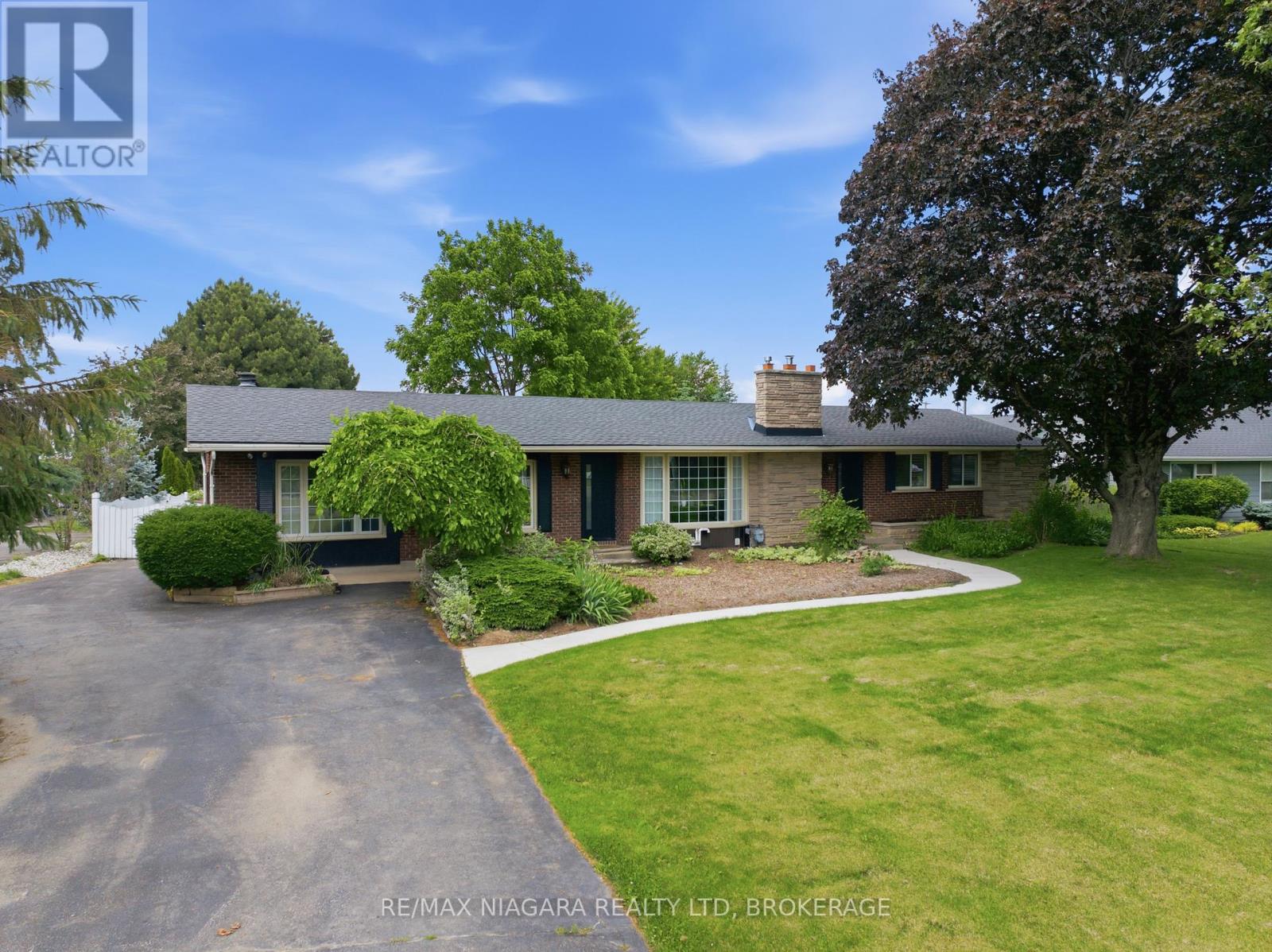 1042 Lakeshore Road W Property Photo 1