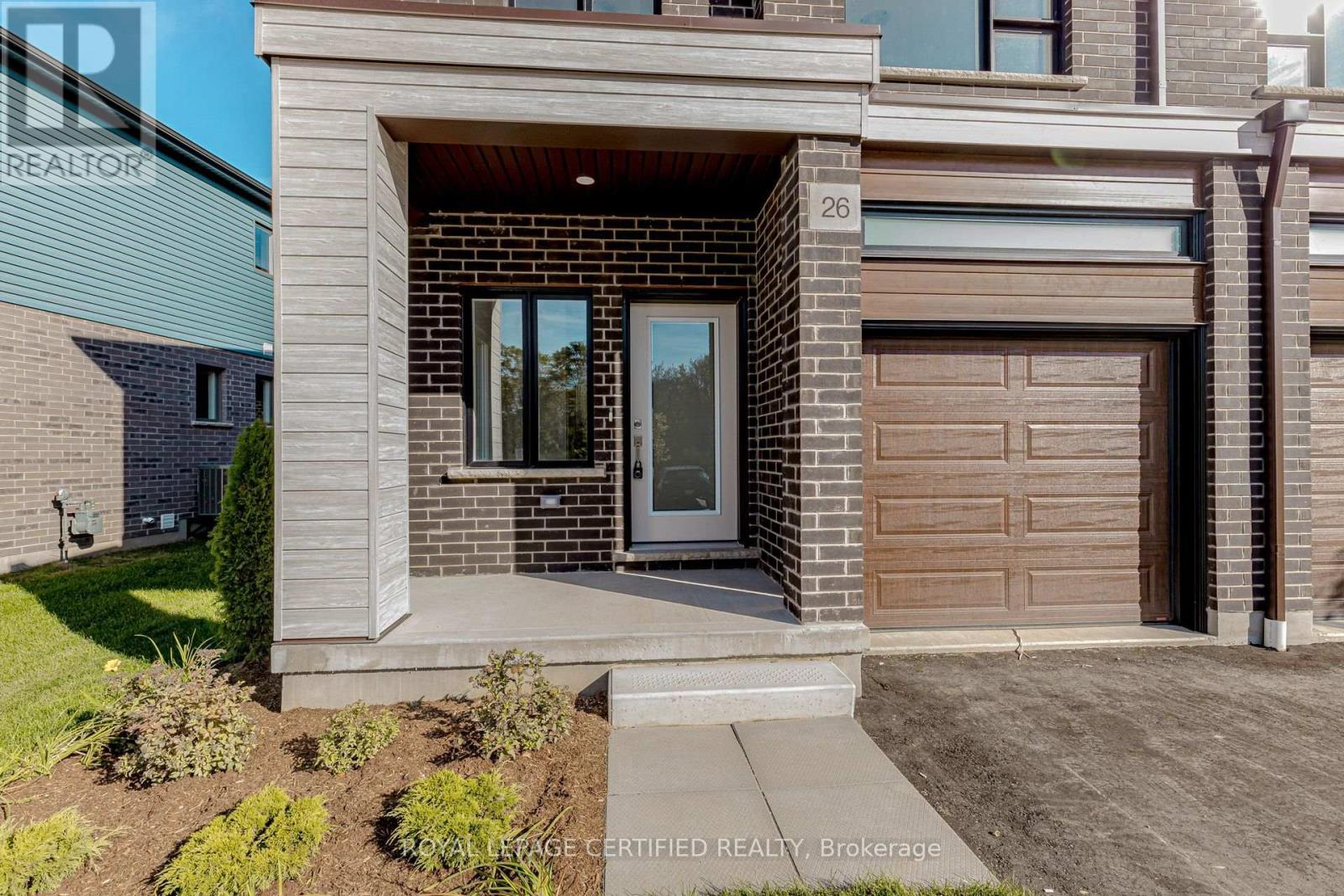 26 Oak Forest Common Crescent Property Photo 2