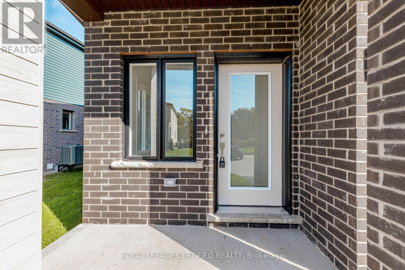 26 Oak Forest Common Crescent Property Photo 3