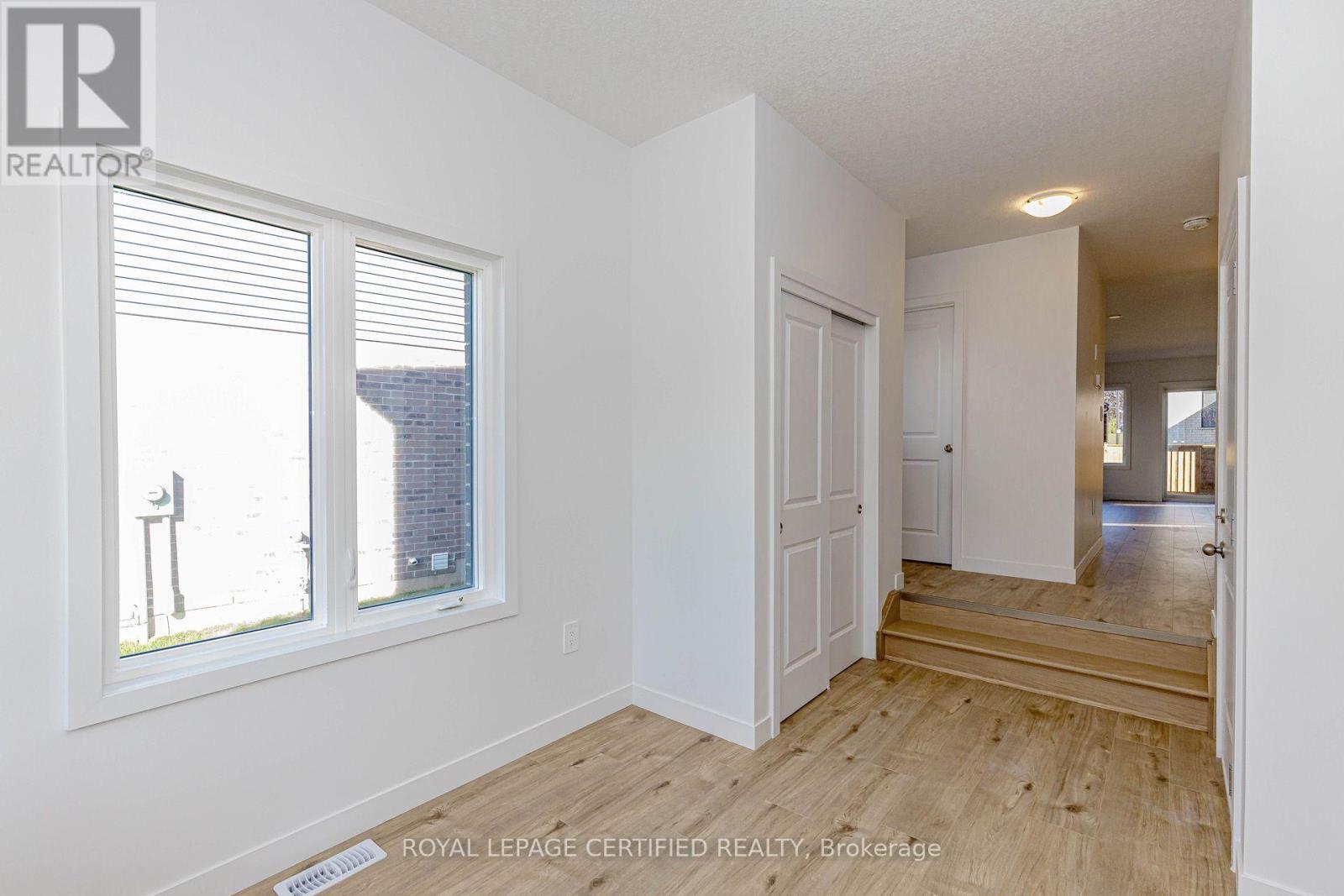26 Oak Forest Common Crescent Property Photo 5