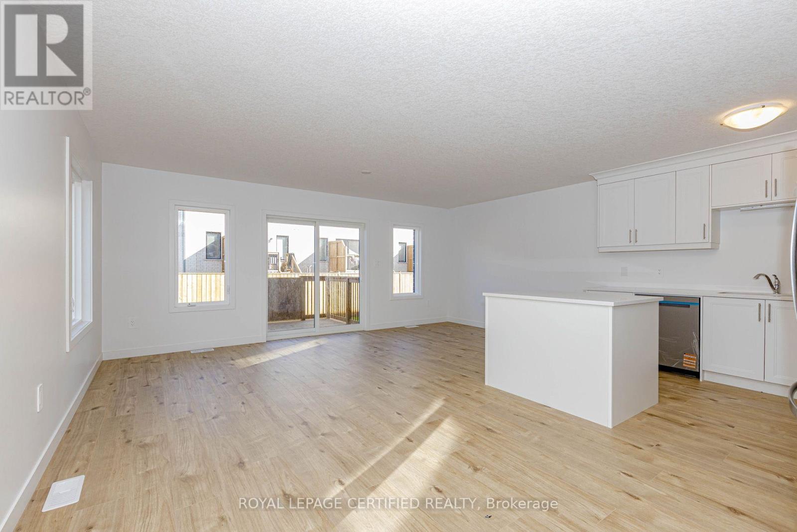 26 Oak Forest Common Crescent Property Photo 6