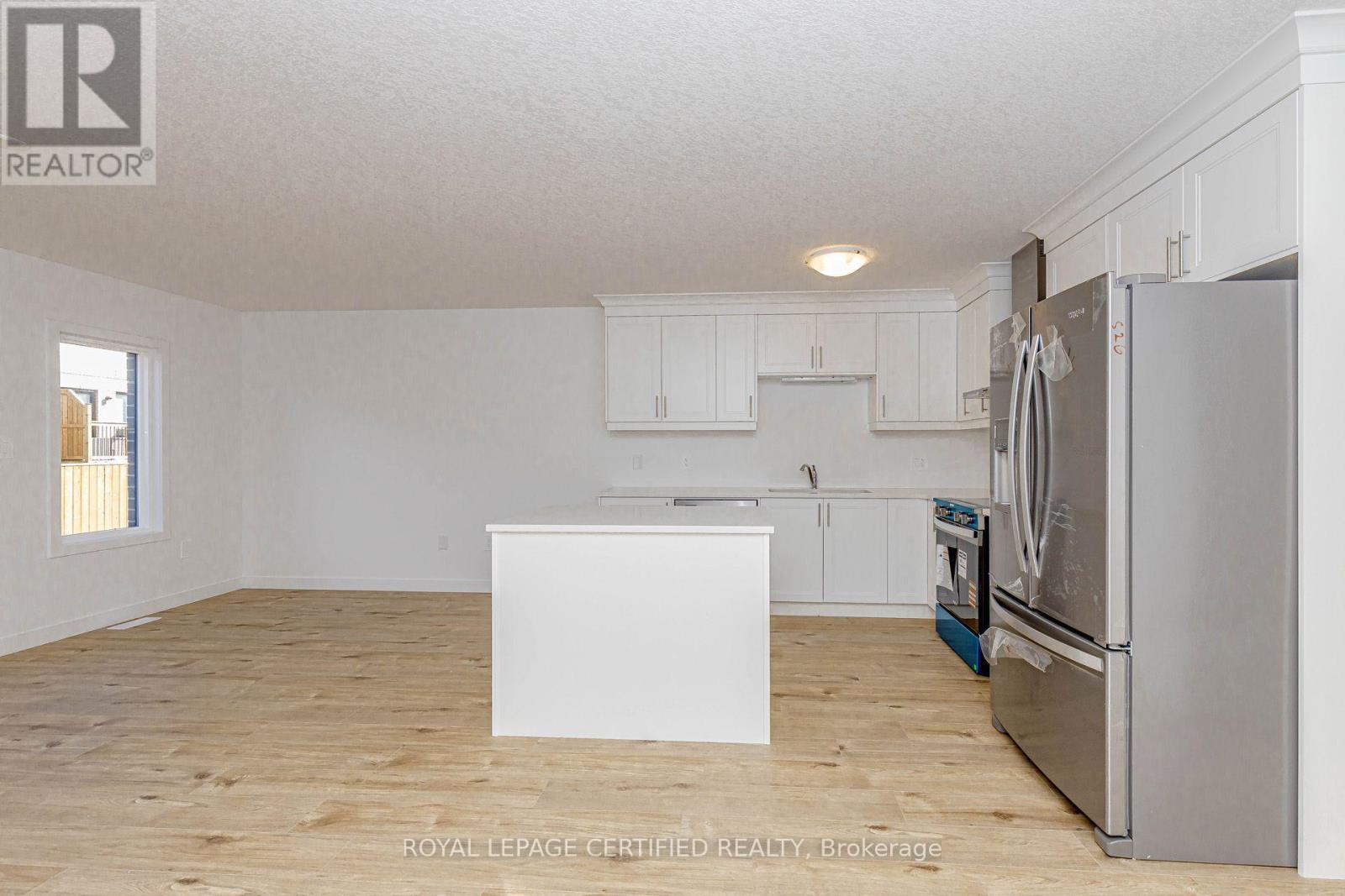 26 Oak Forest Common Crescent Property Photo 7