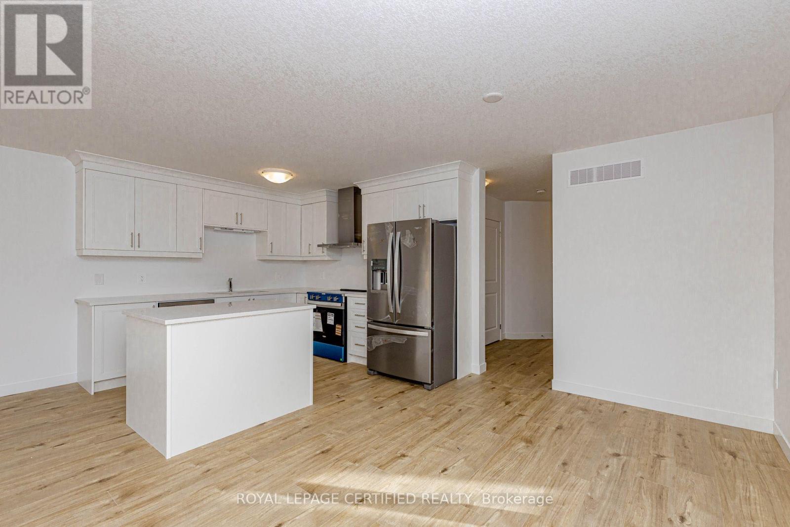 26 Oak Forest Common Crescent Property Photo 8