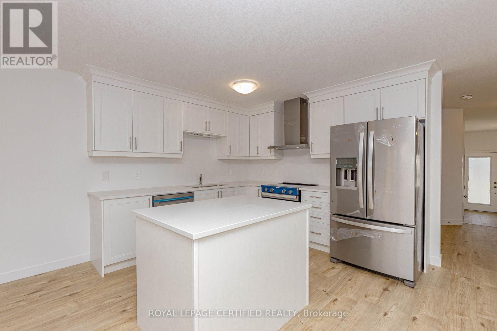 26 Oak Forest Common Crescent Property Photo 9
